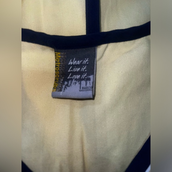 ⭐️Metroscrubs, yellow scrub shirt guessing size XS-Small⭐️Used Condition⭐️ - Picture 13 of 14